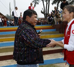 Su Majestad la Reina recibe el saludo del alcalde de San José Chacayá, Luis Florencio García